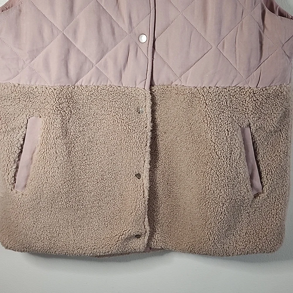 Hem & Thread Pink and Tan Quilted Vest with Sherpa Snap Front Pockets Large
